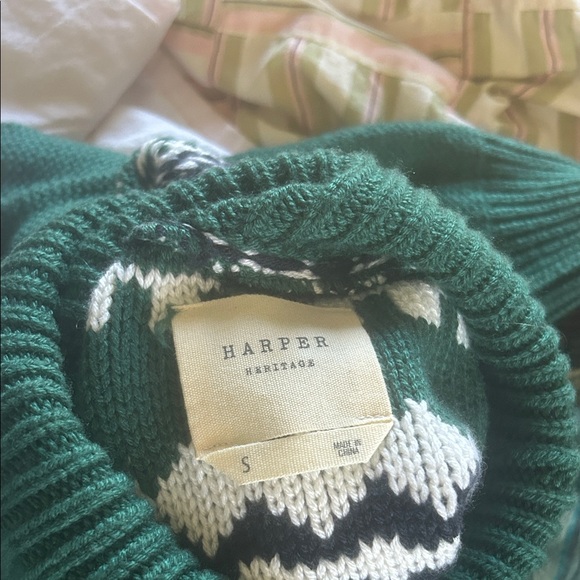 Elegant Green and White Turtleneck Sweater - Picture 2 of 3